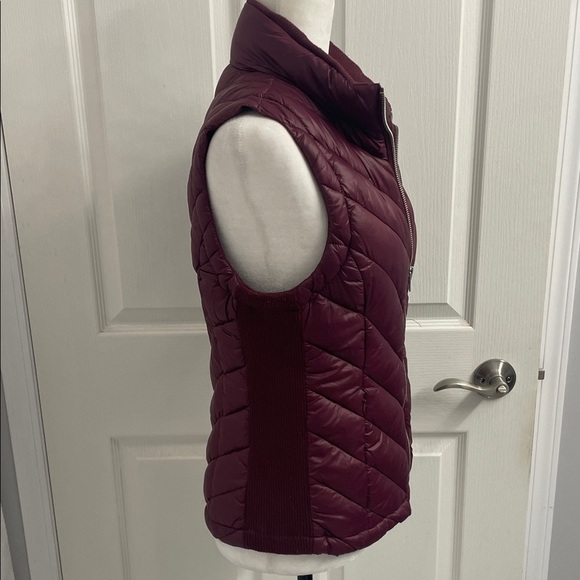 Burgundy Quilted Puffer Vest Zip Front Side Pockets Sz M - Picture 4 of 14